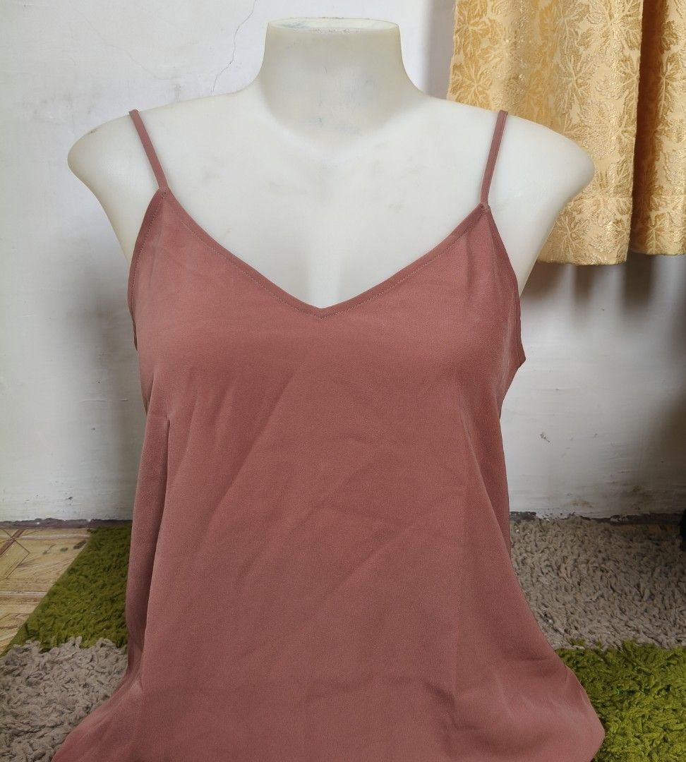 Uniqlo flowy sleeveless top (Category: Sleeveless) located in Midsayap. Submitted by leighdeelovelylocks (Listing ID 1468975664, Image 2). Description: .