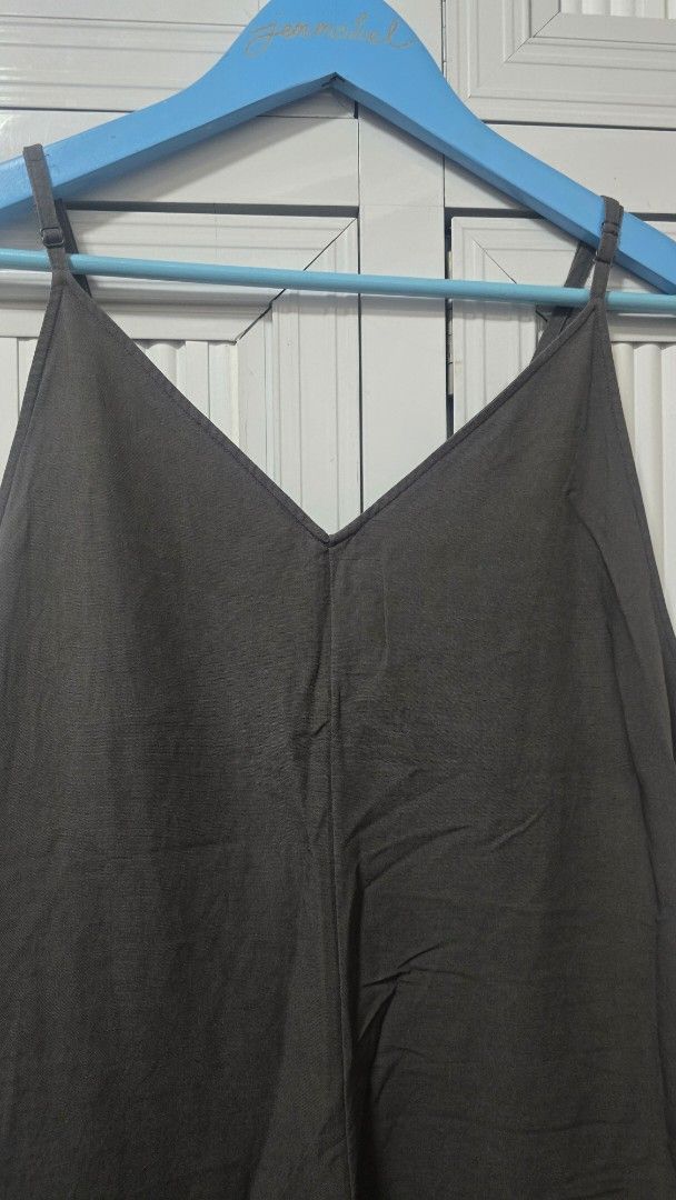 Uniqlo Grey Jumpsuit Size M (Category: Jumpsuits) located in Cabanatuan. Submitted by belle_1013 (Listing ID 1469069855, Image 2). Description: - Brand: Uniqlo - Size: M - Color: Grey - Material: Lightweight and breathable - Fit: Relaxed fit throughout the body and legs - Straps: Adjustable spaghetti straps with sliders - Neckline: V-neckline on both front and back - Condition: Clean interior tag with brand and sizing info.