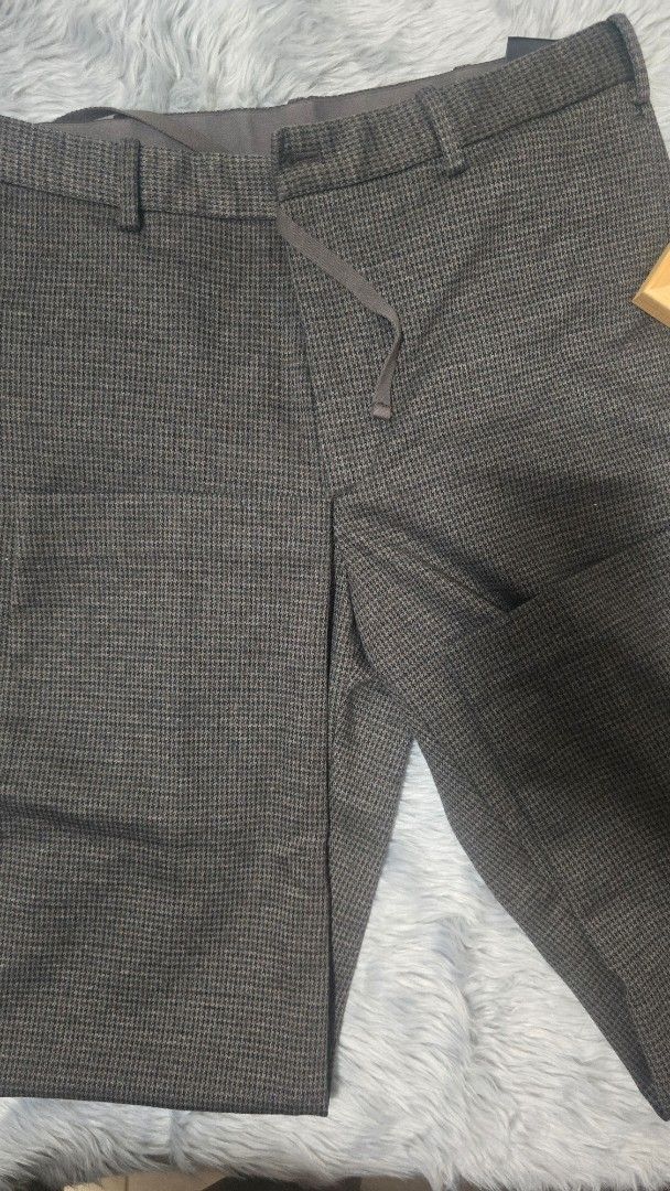Uniqlo Houndstooth Pattern Drawstring Trousers Brown Size L (Category: Trousers) located in Cabanatuan. Submitted by belle_1013 (Listing ID 1469065664, Image 1). Description: - Brand: Uniqlo - Style: Brown houndstooth trousers - Size: L (fits waist 84-92cm) - Material: 56% polyester, 44% cotton - Features: Internal drawstring waist, belt loops, and lined pockets - Condition: Clean fabric inside and out.