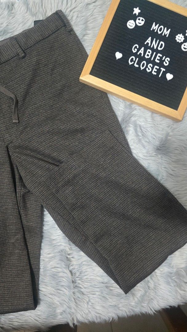 Uniqlo Houndstooth Pattern Drawstring Trousers Brown Size L (Category: Trousers) located in Cabanatuan. Submitted by belle_1013 (Listing ID 1469065664, Image 2). Description: - Brand: Uniqlo - Style: Brown houndstooth trousers - Size: L (fits waist 84-92cm) - Material: 56% polyester, 44% cotton - Features: Internal drawstring waist, belt loops, and lined pockets - Condition: Clean fabric inside and out.
