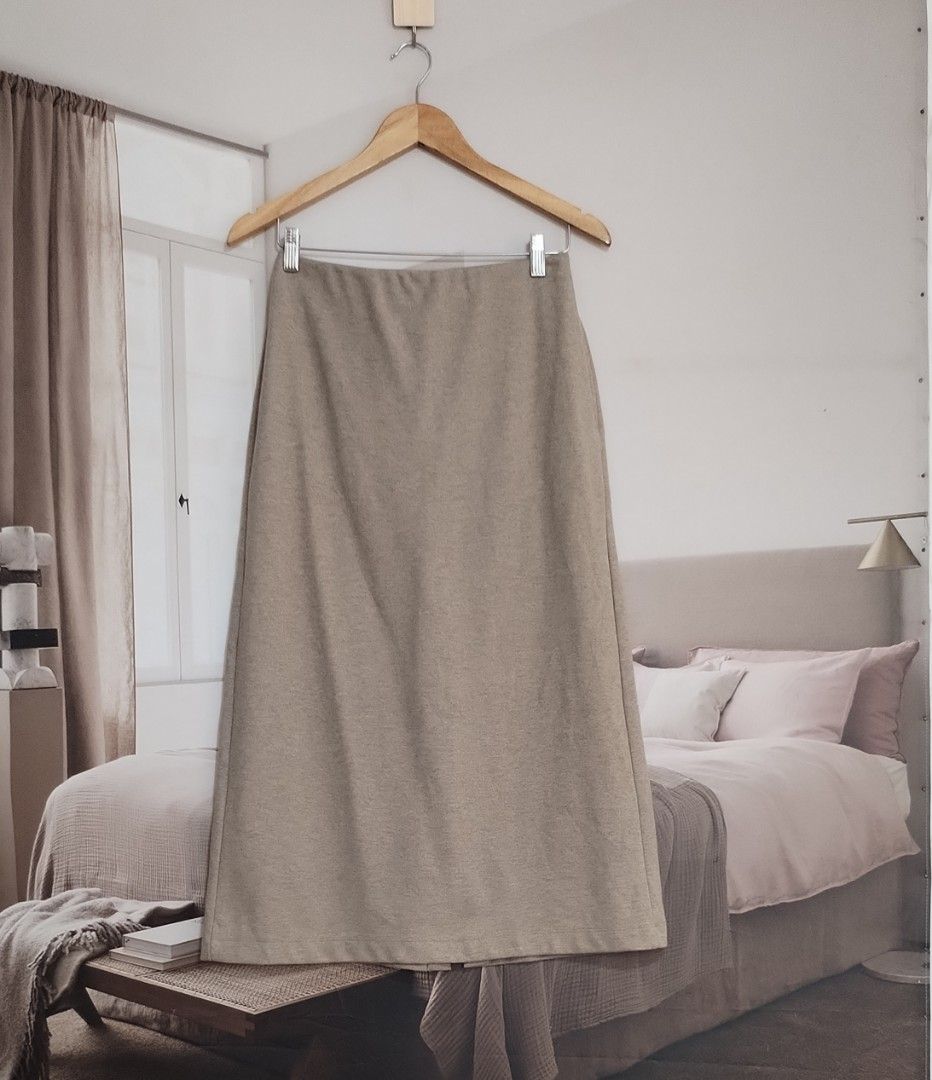 Uniqlo jersey skirt (Category: Skirts) located in Lucena. Submitted by styleddsc (Listing ID 1469063020, Image 2). Description: .