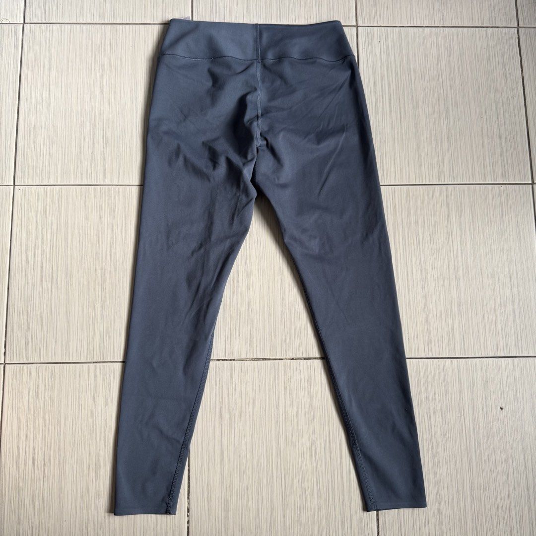 Uniqlo leggings (Category: Activewear) located in Makati City. Submitted by ellespreloved2.0 (Listing ID 1469048287, Image 2). Description: In very good condition Fits 27-29 waist.
