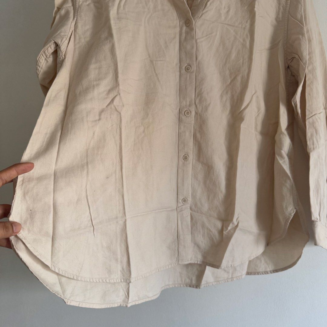 Uniqlo longsleeves (Category: Longsleeves) located in Manila. Submitted by apparella.ph (Listing ID 1468961436, Image 3). Description: Hard to let go, super comfy Got it in japan 9/10 Bust:44 Length:26,front 28 back ☑️Everything is my Own preloved / BNWT/BNWOT ☑️ not thrifted/Ukay ☑️ malukot sa picture kasi na stock sa cabinet (tinatamad mag plantsa ✌️ ) ☑️Personal items ( usually bought in US/UK/JPN ) every year po ako nag aabroad so expect i do