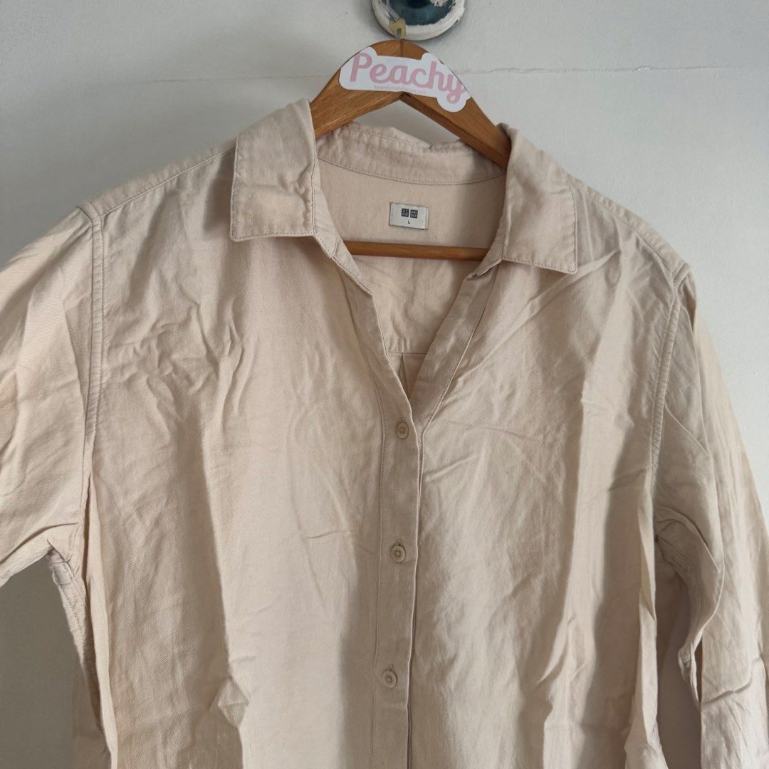Uniqlo longsleeves (Category: Longsleeves) located in Manila. Submitted by apparella.ph (Listing ID 1468961436, Image 2). Description: Hard to let go, super comfy Got it in japan 9/10 Bust:44 Length:26,front 28 back ☑️Everything is my Own preloved / BNWT/BNWOT ☑️ not thrifted/Ukay ☑️ malukot sa picture kasi na stock sa cabinet (tinatamad mag plantsa ✌️ ) ☑️Personal items ( usually bought in US/UK/JPN ) every year po ako nag aabroad so expect i do