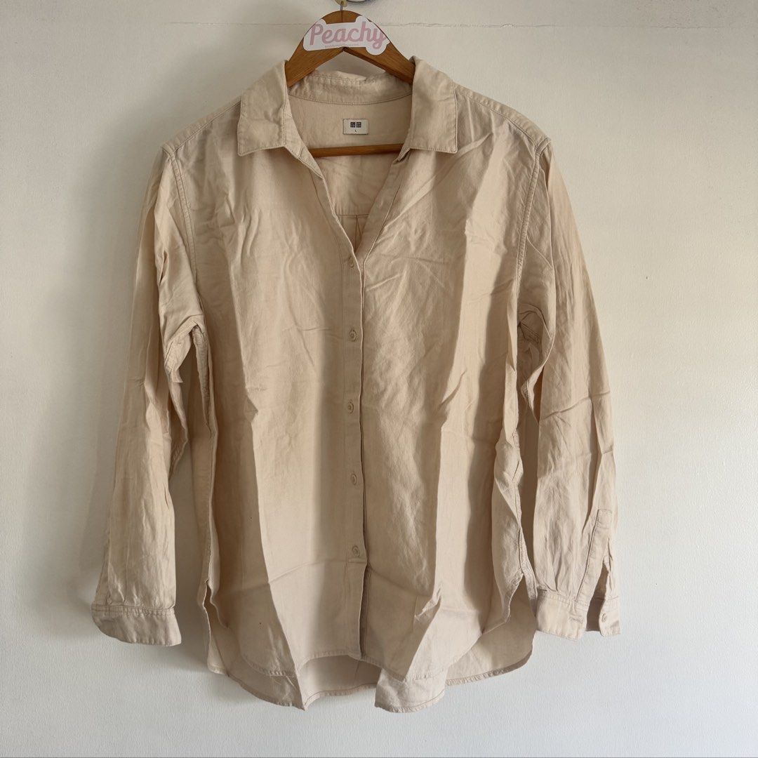 Uniqlo longsleeves (Category: Longsleeves) located in Manila. Submitted by apparella.ph (Listing ID 1468961436, Image 1). Description: Hard to let go, super comfy Got it in japan 9/10 Bust:44 Length:26,front 28 back ☑️Everything is my Own preloved / BNWT/BNWOT ☑️ not thrifted/Ukay ☑️ malukot sa picture kasi na stock sa cabinet (tinatamad mag plantsa ✌️ ) ☑️Personal items ( usually bought in US/UK/JPN ) every year po ako nag aabroad so expect i do