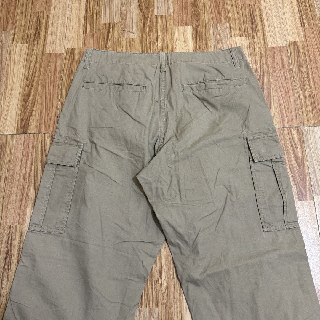 UNIQLO MEN’S CARGO PANTS (Category: Trousers) located in Manila. Submitted by thrifthing_121102 (Listing ID 1469136444, Image 3). Description: UNIQLO MEN’S CARGO PANTS •SIZE: 85 cm •WAIST: 33” •LENGTH: 40” •HEM: 8” •COLOR: Khaki •CODE: Y87 •GOOD CONDITION •NO ISSUES ₱599 + SF ✅All items are in excellent to new condition. ✅Color may vary due to lighting. 📦J&T Express or Lalamove Shipping. 💸Gcash Payment. 📍Moonwalk, Paranaque City.