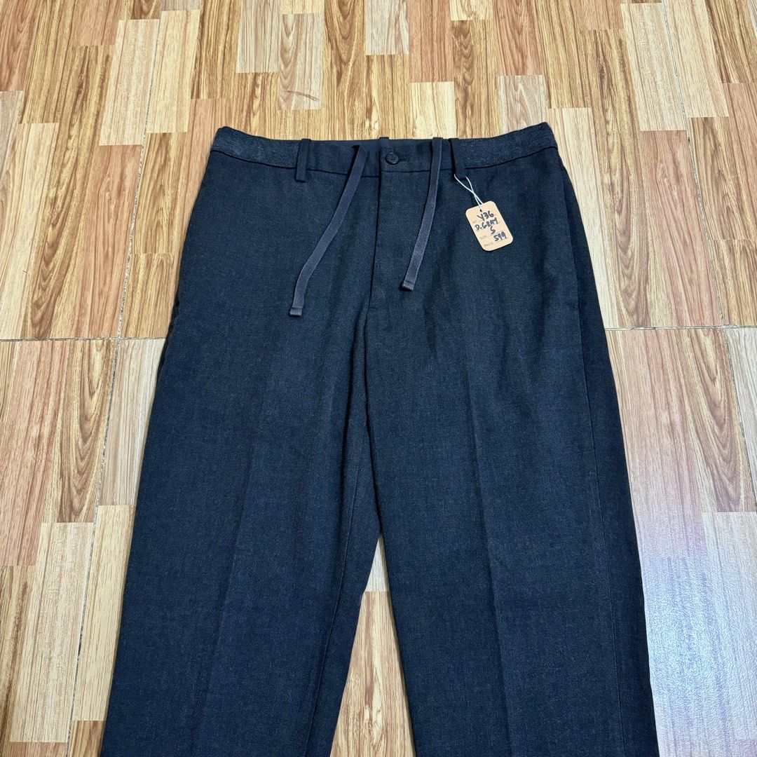 UNIQLO MEN’S EZY ANKLE PANTS (Category: Trousers) located in Manila. Submitted by thrifthing_121102 (Listing ID 1469070544, Image 2). Description: UNIQLO MEN’S EZY ANKLE PANTS •SIZE: Small •WAIST: 28-30” •LENGTH: 35” •HEM: 6” •COLOR: Dark Gray •CODE: Y36 •EXCELLENT CONDITION •NO ISSUES ₱599 + SF ✅All items are in excellent to new condition. ✅Color may vary due to lighting. 📦J&T Express or Lalamove Shipping. 💸Gcash Payment. 📍Moonwalk, Paranaque