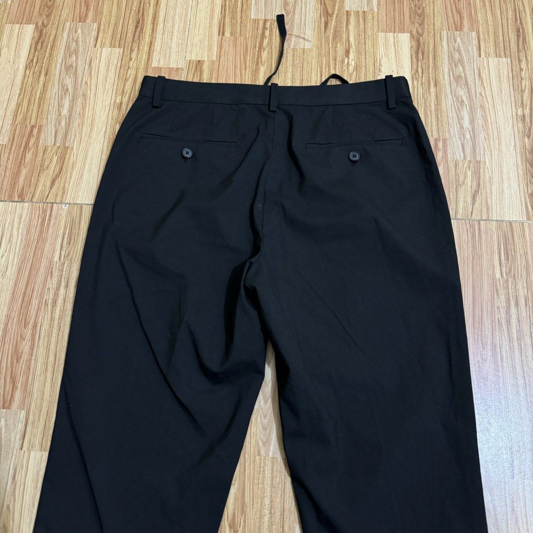 UNIQLO MEN’S EZY ANKLE PANTS (Category: Trousers) located in Manila. Submitted by thrifthing_121102 (Listing ID 1469109431, Image 3). Description: UNIQLO MEN’S EZY ANKLE PANTS •SIZE: Medium •WAIST: 31-32” •LENGTH: 36.5” •HEM: 7” •COLOR: Black •CODE: Y39 •EXCELLENT CONDITION •NO ISSUES ₱599 + SF ✅All items are in excellent to new condition. ✅Color may vary due to lighting. 📦J&T Express or Lalamove Shipping. 💸Gcash Payment. 📍Moonwalk, Paranaque 