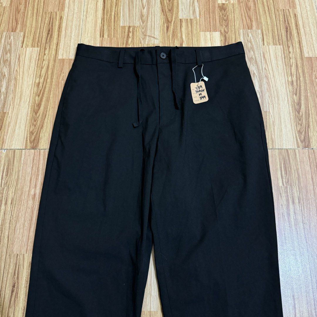 UNIQLO MEN’S EZY ANKLE PANTS (Category: Trousers) located in Manila. Submitted by thrifthing_121102 (Listing ID 1469109431, Image 2). Description: UNIQLO MEN’S EZY ANKLE PANTS •SIZE: Medium •WAIST: 31-32” •LENGTH: 36.5” •HEM: 7” •COLOR: Black •CODE: Y39 •EXCELLENT CONDITION •NO ISSUES ₱599 + SF ✅All items are in excellent to new condition. ✅Color may vary due to lighting. 📦J&T Express or Lalamove Shipping. 💸Gcash Payment. 📍Moonwalk, Paranaque 