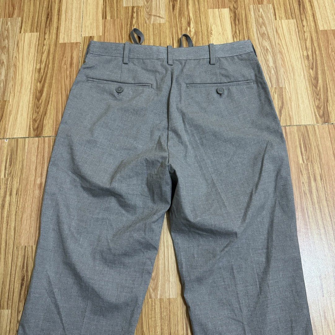 UNIQLO MEN’S EZY ANKLE PANTS (Category: Trousers) located in Manila. Submitted by thrifthing_121102 (Listing ID 1469115879, Image 3). Description: UNIQLO MEN’S EZY ANKLE PANTS •SIZE: Small •WAIST: 28-30” •LENGTH: 35.5” •HEM: 6.5” •COLOR: Gray •CODE: Y48 •EXCELLENT CONDITION •NO ISSUES ₱599 + SF ✅All items are in excellent to new condition. ✅Color may vary due to lighting. 📦J&T Express or Lalamove Shipping. 💸Gcash Payment. 📍Moonwalk, Paranaque 