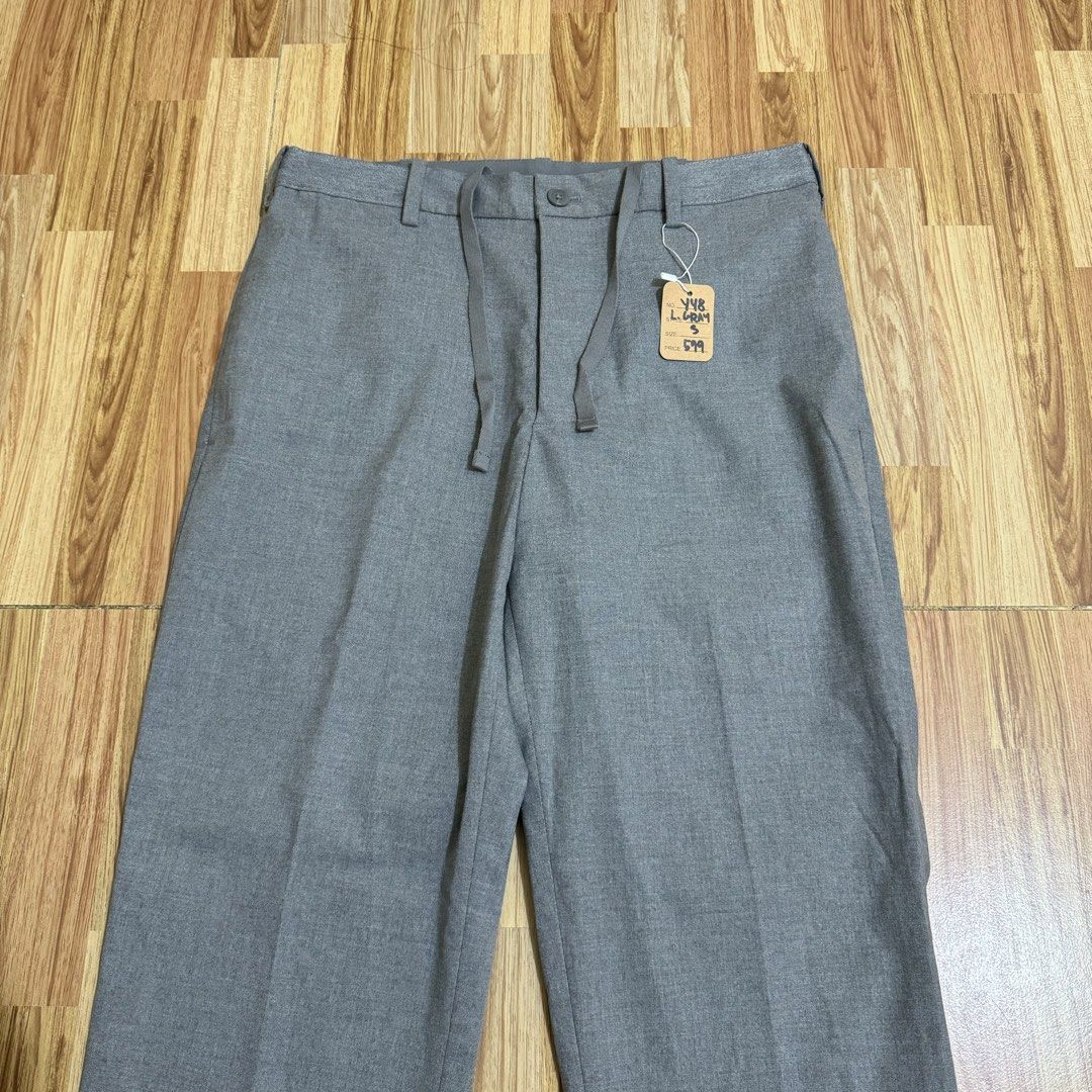 UNIQLO MEN’S EZY ANKLE PANTS (Category: Trousers) located in Manila. Submitted by thrifthing_121102 (Listing ID 1469115879, Image 2). Description: UNIQLO MEN’S EZY ANKLE PANTS •SIZE: Small •WAIST: 28-30” •LENGTH: 35.5” •HEM: 6.5” •COLOR: Gray •CODE: Y48 •EXCELLENT CONDITION •NO ISSUES ₱599 + SF ✅All items are in excellent to new condition. ✅Color may vary due to lighting. 📦J&T Express or Lalamove Shipping. 💸Gcash Payment. 📍Moonwalk, Paranaque 