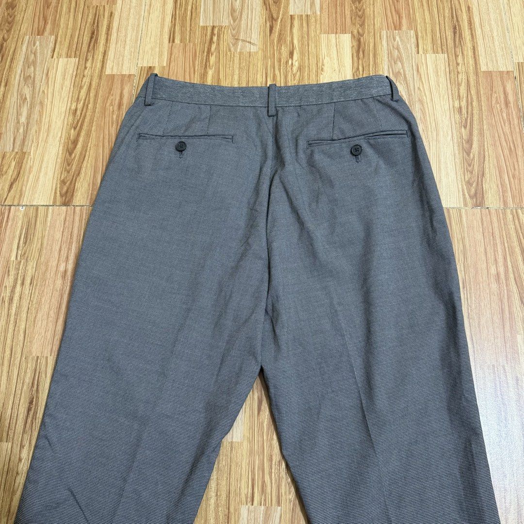 UNIQLO MEN’S EZY ANKLE PANTS (Category: Trousers) located in Manila. Submitted by thrifthing_121102 (Listing ID 1469119551, Image 3). Description: UNIQLO MEN’S EZY ANKLE PANTS •SIZE: Large •WAIST: 33-34” •LENGTH: 36.5” •HEM: 6.5” •COLOR: Gray Plaid •CODE: Y55 •EXCELLENT CONDITION •NO ISSUES ₱599 + SF ✅All items are in excellent to new condition. ✅Color may vary due to lighting. 📦J&T Express or Lalamove Shipping. 💸Gcash Payment. 📍Moonwalk, Para
