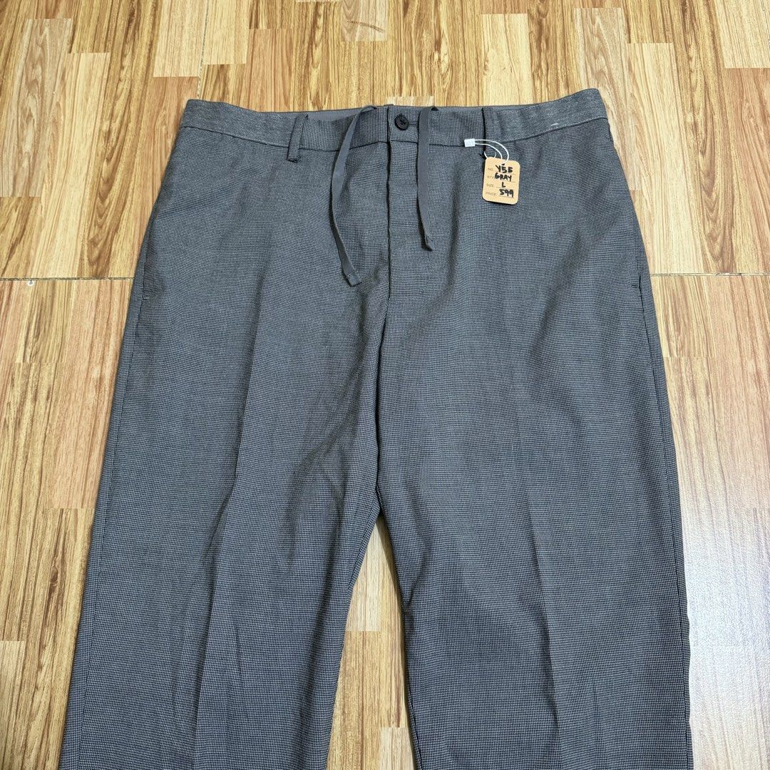 UNIQLO MEN’S EZY ANKLE PANTS (Category: Trousers) located in Manila. Submitted by thrifthing_121102 (Listing ID 1469119551, Image 2). Description: UNIQLO MEN’S EZY ANKLE PANTS •SIZE: Large •WAIST: 33-34” •LENGTH: 36.5” •HEM: 6.5” •COLOR: Gray Plaid •CODE: Y55 •EXCELLENT CONDITION •NO ISSUES ₱599 + SF ✅All items are in excellent to new condition. ✅Color may vary due to lighting. 📦J&T Express or Lalamove Shipping. 💸Gcash Payment. 📍Moonwalk, Para