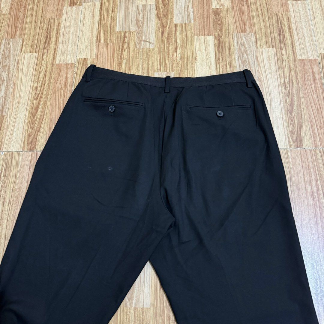 UNIQLO MEN’S EZY ANKLE PANTS (Category: Trousers) located in Manila. Submitted by thrifthing_121102 (Listing ID 1469119891, Image 3). Description: UNIQLO MEN’S EZY ANKLE PANTS •SIZE: Large •WAIST: 34-35” •LENGTH: 38.5” •HEM: 7.5” •COLOR: Black •CODE: Y56 •EXCELLENT CONDITION •NO ISSUES ₱599 + SF ✅All items are in excellent to new condition. ✅Color may vary due to lighting. 📦J&T Express or Lalamove Shipping. 💸Gcash Payment. 📍Moonwalk, Paranaque