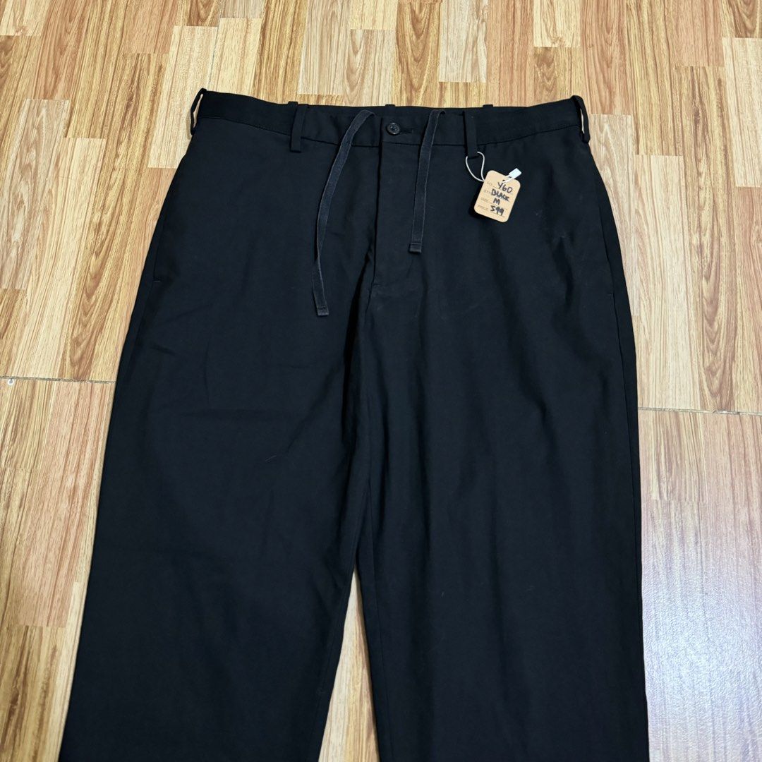 UNIQLO MEN’S EZY ANKLE PANTS (Category: Trousers) located in Manila. Submitted by thrifthing_121102 (Listing ID 1469123603, Image 2). Description: UNIQLO MEN’S EZY ANKLE PANTS •SIZE: Medium •WAIST: 31-32” •LENGTH: 36” •HEM: 7” •COLOR: Black •CODE: Y60 •EXCELLENT CONDITION •NO ISSUES ₱599 + SF ✅All items are in excellent to new condition. ✅Color may vary due to lighting. 📦J&T Express or Lalamove Shipping. 💸Gcash Payment. 📍Moonwalk, Paranaque Ci