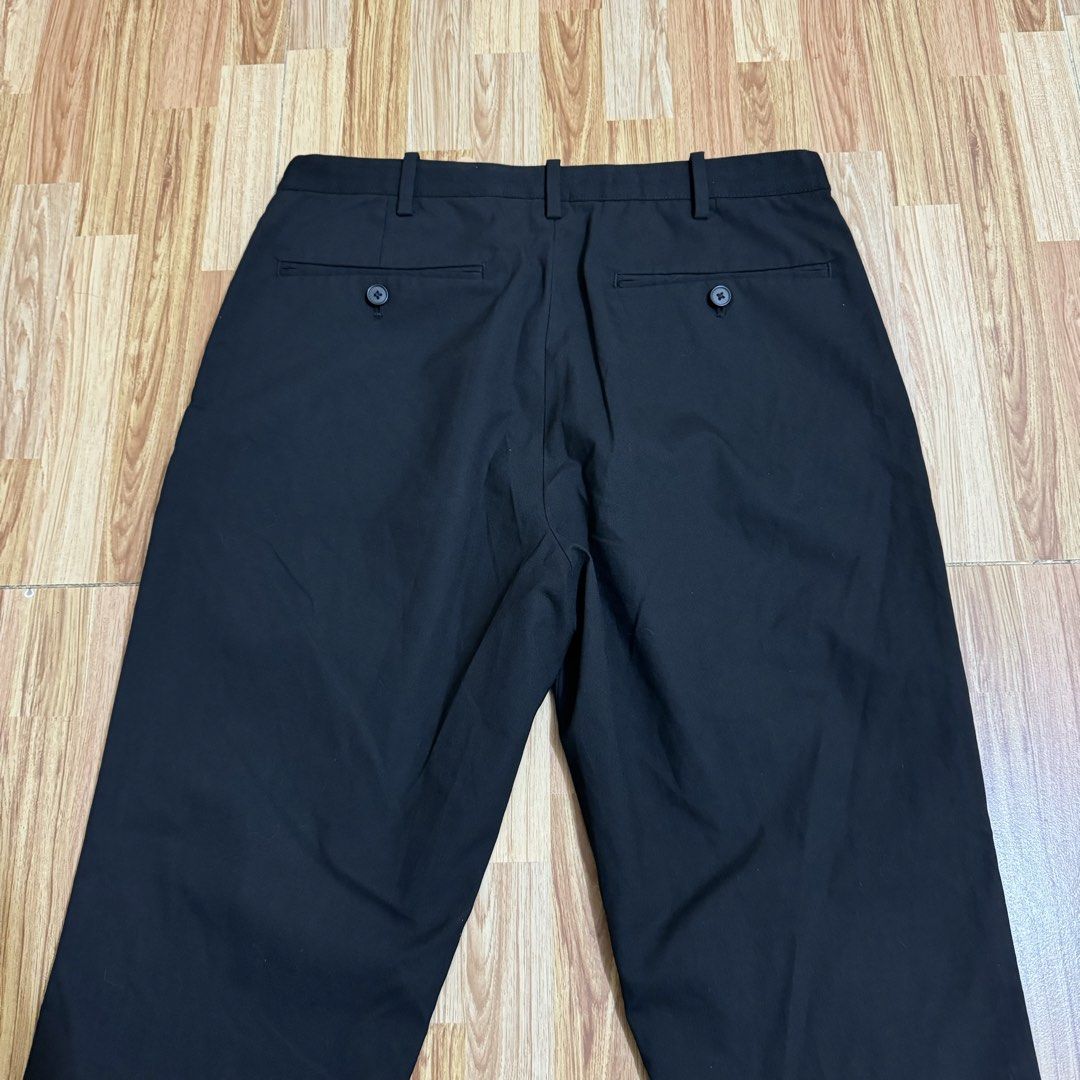 UNIQLO MEN’S EZY ANKLE PANTS (Category: Trousers) located in Manila. Submitted by thrifthing_121102 (Listing ID 1469123603, Image 3). Description: UNIQLO MEN’S EZY ANKLE PANTS •SIZE: Medium •WAIST: 31-32” •LENGTH: 36” •HEM: 7” •COLOR: Black •CODE: Y60 •EXCELLENT CONDITION •NO ISSUES ₱599 + SF ✅All items are in excellent to new condition. ✅Color may vary due to lighting. 📦J&T Express or Lalamove Shipping. 💸Gcash Payment. 📍Moonwalk, Paranaque Ci