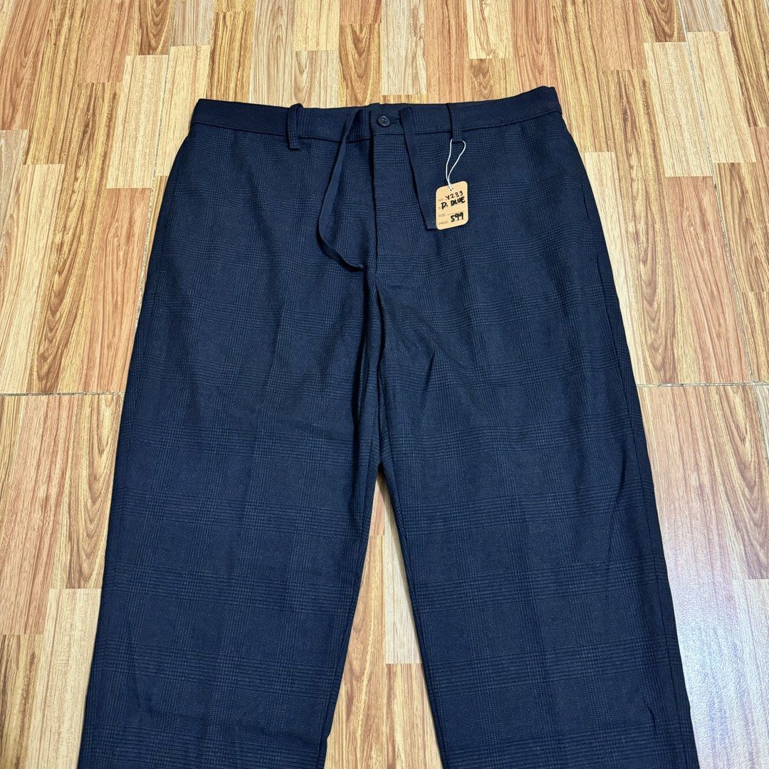 UNIQLO MEN’S EZY ANKLE PANTS (Category: Trousers) located in Manila. Submitted by thrifthing_121102 (Listing ID 1469158806, Image 2). Description: UNIQLO MEN’S EZY ANKLE PANTS •SIZE: Medium •WAIST: 31-33” •LENGTH: 36” •HEM: 7” •COLOR: Dark Blue •CODE: Y233 •EXCELLENT CONDITION •ISSUES: Cut Tag ₱599 + SF ✅All items are in excellent to new condition. ✅Color may vary due to lighting. 📦J&T Express or Lalamove Shipping. 💸Gcash Payment. 📍Moonwalk, P