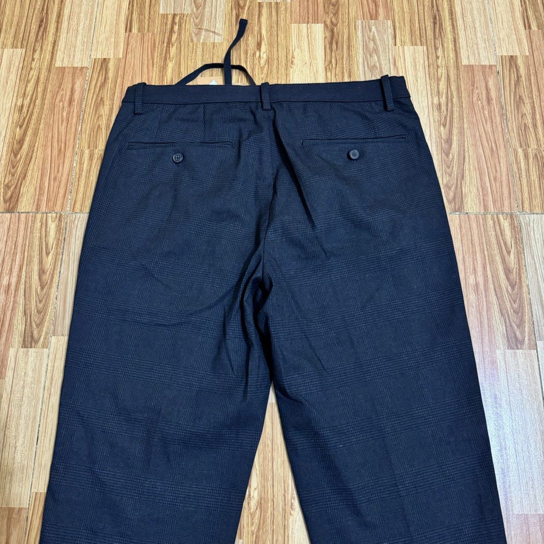 UNIQLO MEN’S EZY ANKLE PANTS (Category: Trousers) located in Manila. Submitted by thrifthing_121102 (Listing ID 1469158806, Image 3). Description: UNIQLO MEN’S EZY ANKLE PANTS •SIZE: Medium •WAIST: 31-33” •LENGTH: 36” •HEM: 7” •COLOR: Dark Blue •CODE: Y233 •EXCELLENT CONDITION •ISSUES: Cut Tag ₱599 + SF ✅All items are in excellent to new condition. ✅Color may vary due to lighting. 📦J&T Express or Lalamove Shipping. 💸Gcash Payment. 📍Moonwalk, P