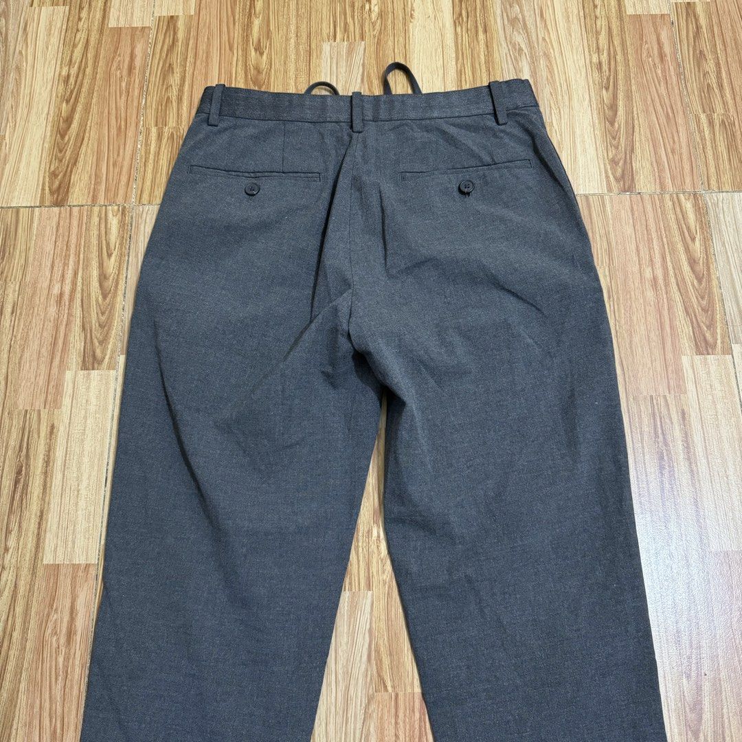 UNIQLO MEN’S EZY ANKLE PANTS (Category: Trousers) located in Manila. Submitted by thrifthing_121102 (Listing ID 1469158861, Image 3). Description: UNIQLO MEN’S EZY ANKLE PANTS •SIZE: Small •WAIST: 29-30” •LENGTH: 35” •HEM: 6.5” •COLOR: Gray •CODE: Y234 •EXCELLENT CONDITION •NO ISSUES ₱599 + SF ✅All items are in excellent to new condition. ✅Color may vary due to lighting. 📦J&T Express or Lalamove Shipping. 💸Gcash Payment. 📍Moonwalk, Paranaque C