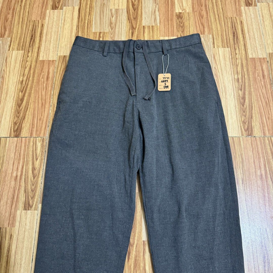 UNIQLO MEN’S EZY ANKLE PANTS (Category: Trousers) located in Manila. Submitted by thrifthing_121102 (Listing ID 1469158861, Image 2). Description: UNIQLO MEN’S EZY ANKLE PANTS •SIZE: Small •WAIST: 29-30” •LENGTH: 35” •HEM: 6.5” •COLOR: Gray •CODE: Y234 •EXCELLENT CONDITION •NO ISSUES ₱599 + SF ✅All items are in excellent to new condition. ✅Color may vary due to lighting. 📦J&T Express or Lalamove Shipping. 💸Gcash Payment. 📍Moonwalk, Paranaque C