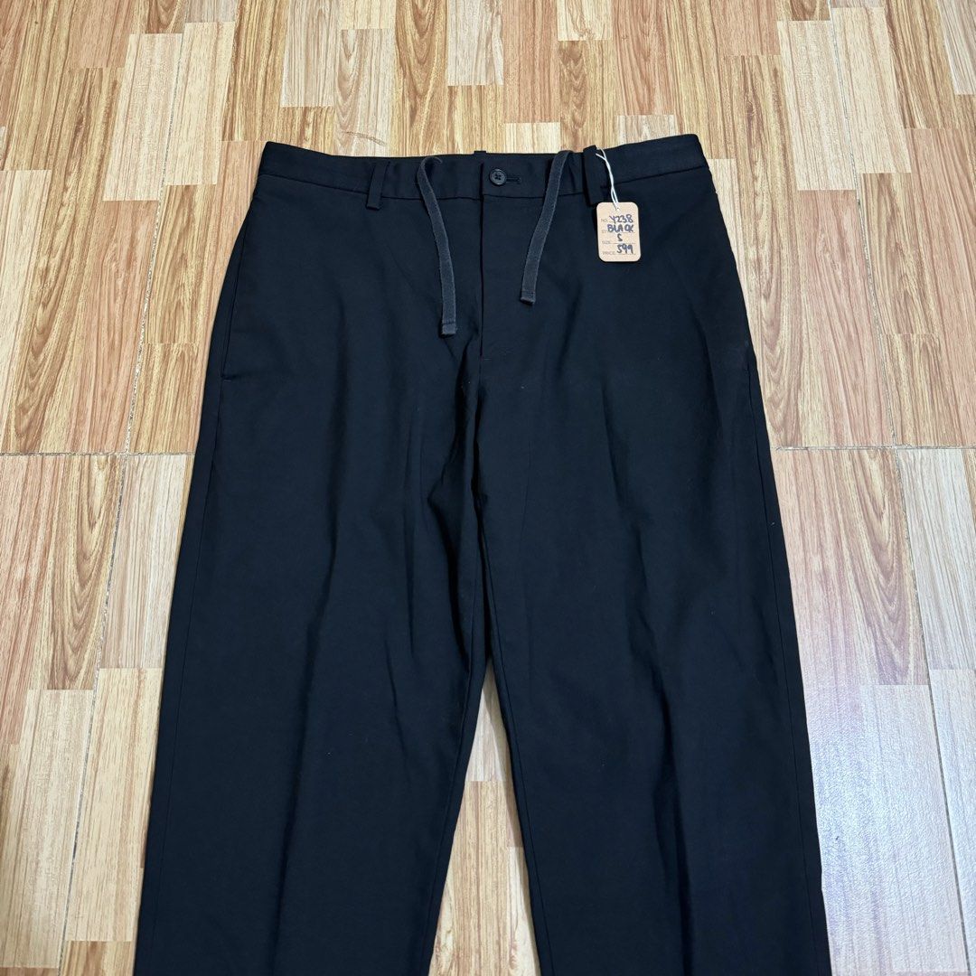 UNIQLO MEN’S EZY ANKLE PANTS (Category: Trousers) located in Manila. Submitted by thrifthing_121102 (Listing ID 1469159106, Image 2). Description: UNIQLO MEN’S EZY ANKLE PANTS •SIZE: Small •WAIST: 29-30” •LENGTH: 35” •HEM: 6.5” •COLOR: Black •CODE: Y238 •EXCELLENT CONDITION •NO ISSUES ₱599 + SF ✅All items are in excellent to new condition. ✅Color may vary due to lighting. 📦J&T Express or Lalamove Shipping. 💸Gcash Payment. 📍Moonwalk, Paranaque 