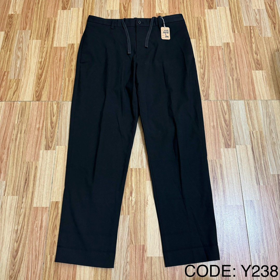 UNIQLO MEN’S EZY ANKLE PANTS (Category: Trousers) located in Manila. Submitted by thrifthing_121102 (Listing ID 1469159106, Image 1). Description: UNIQLO MEN’S EZY ANKLE PANTS •SIZE: Small •WAIST: 29-30” •LENGTH: 35” •HEM: 6.5” •COLOR: Black •CODE: Y238 •EXCELLENT CONDITION •NO ISSUES ₱599 + SF ✅All items are in excellent to new condition. ✅Color may vary due to lighting. 📦J&T Express or Lalamove Shipping. 💸Gcash Payment. 📍Moonwalk, Paranaque 