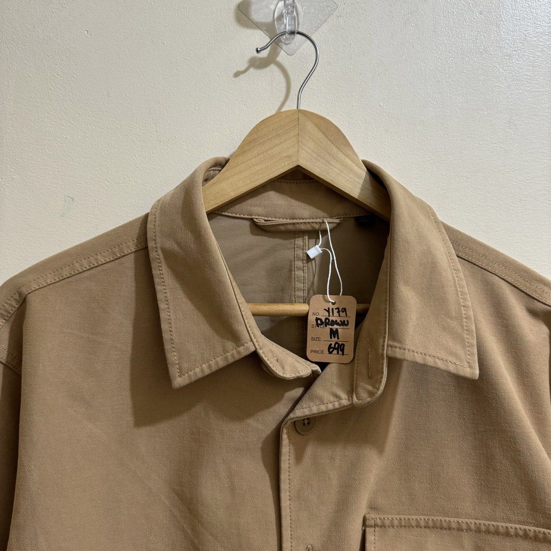 UNIQLO MEN’S OVERSHIRT JACKET (Category: Coats, Jackets and Outerwear) located in Manila. Submitted by thrifthing_121102 (Listing ID 1469156581, Image 2). Description: UNIQLO MEN’S OVERSHIRT JACKET •SIZE: Medium •WIDTH: 21.5” •LENGTH: 27” •COLOR: Brown •CODE: Y179 •EXCELLENT CONDITION •NO ISSUES ₱699 + SF ✅All items are in excellent to new condition. ✅Color may vary due to lighting. 📦J&T Express or Lalamove Shipping. 💸Gcash Payment. 📍Moonwalk,