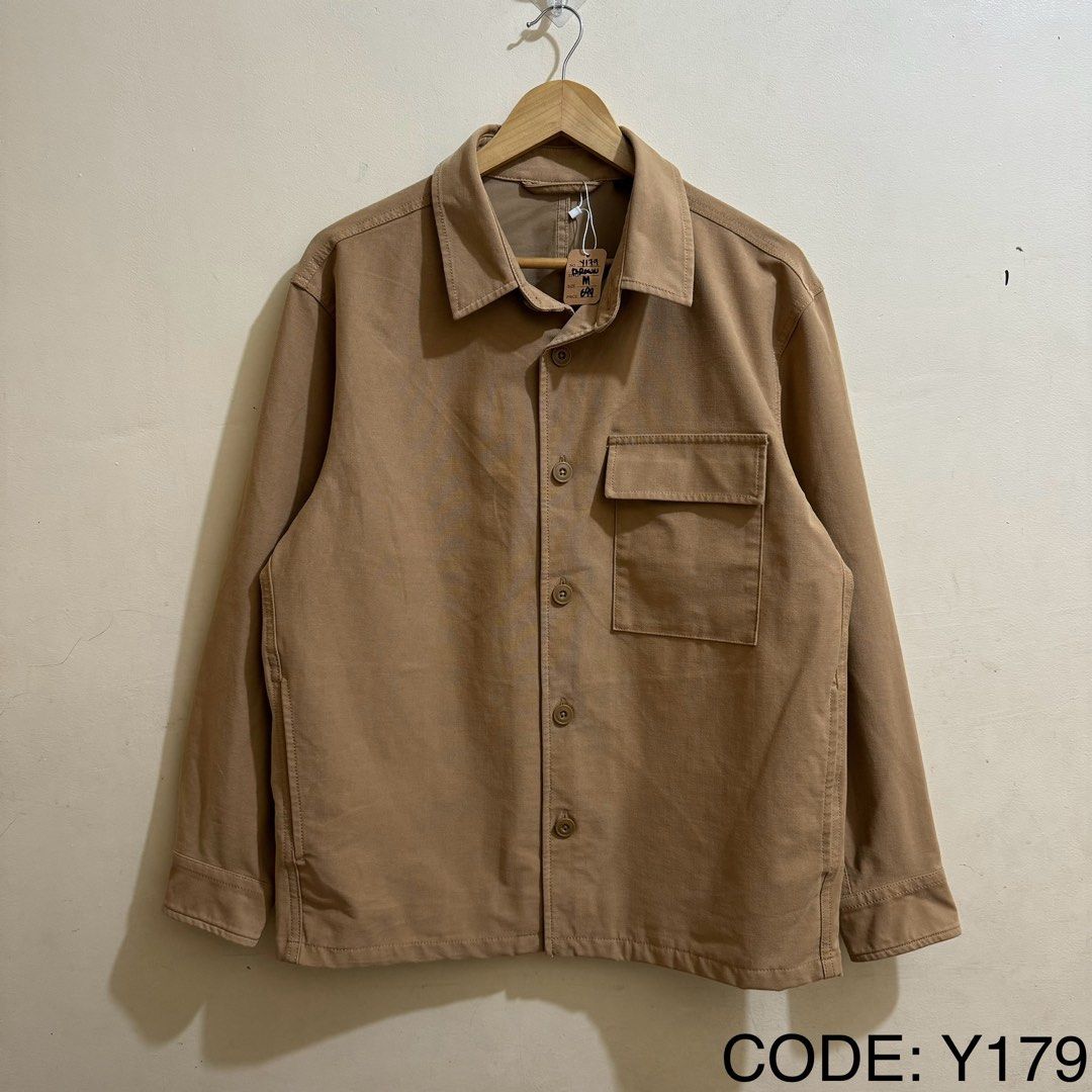 UNIQLO MEN’S OVERSHIRT JACKET (Category: Coats, Jackets and Outerwear) located in Manila. Submitted by thrifthing_121102 (Listing ID 1469156581, Image 1). Description: UNIQLO MEN’S OVERSHIRT JACKET •SIZE: Medium •WIDTH: 21.5” •LENGTH: 27” •COLOR: Brown •CODE: Y179 •EXCELLENT CONDITION •NO ISSUES ₱699 + SF ✅All items are in excellent to new condition. ✅Color may vary due to lighting. 📦J&T Express or Lalamove Shipping. 💸Gcash Payment. 📍Moonwalk,