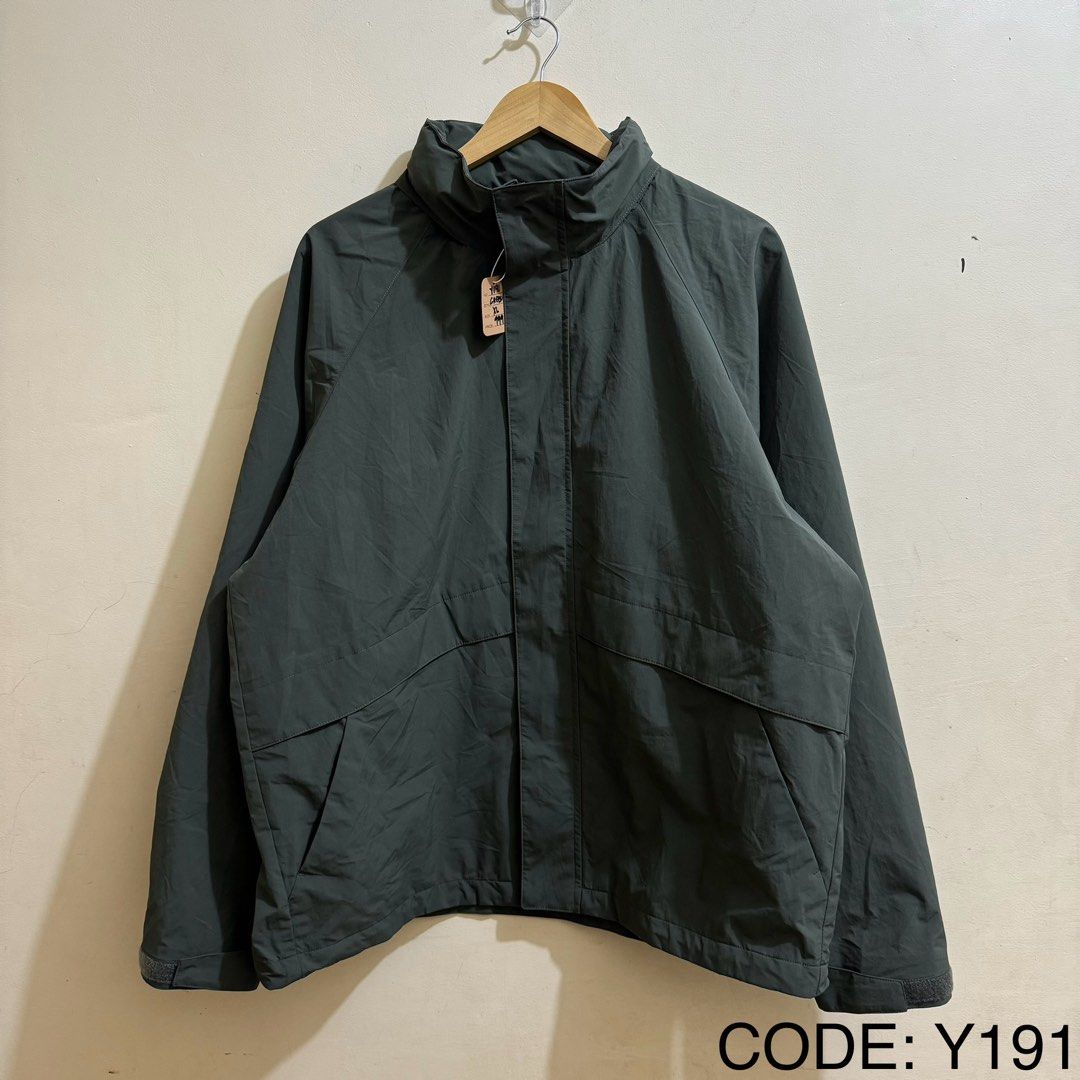 UNIQLO MEN’S WINDPROOF BLOUSON JACKET (Category: Coats, Jackets and Outerwear) located in Manila. Submitted by thrifthing_121102 (Listing ID 1469157074, Image 1). Description: UNIQLO MEN’S WINDPROOF BLOUSON JACKET •SIZE: XL •WIDTH: 26” •LENGTH: 28” •COLOR: Green •CODE: Y191 •EXCELLENT CONDITION •NO ISSUES ₱999 + SF ✅All items are in excellent to new condition. ✅Color may vary due to lighting. 📦J&T Express or Lalamove Shipping. 💸Gcash Payment. �