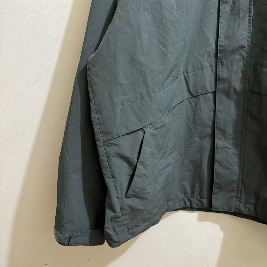 UNIQLO MEN’S WINDPROOF BLOUSON JACKET (Category: Coats, Jackets and Outerwear) located in Manila. Submitted by thrifthing_121102 (Listing ID 1469157074, Image 2). Description: UNIQLO MEN’S WINDPROOF BLOUSON JACKET •SIZE: XL •WIDTH: 26” •LENGTH: 28” •COLOR: Green •CODE: Y191 •EXCELLENT CONDITION •NO ISSUES ₱999 + SF ✅All items are in excellent to new condition. ✅Color may vary due to lighting. 📦J&T Express or Lalamove Shipping. 💸Gcash Payment. �