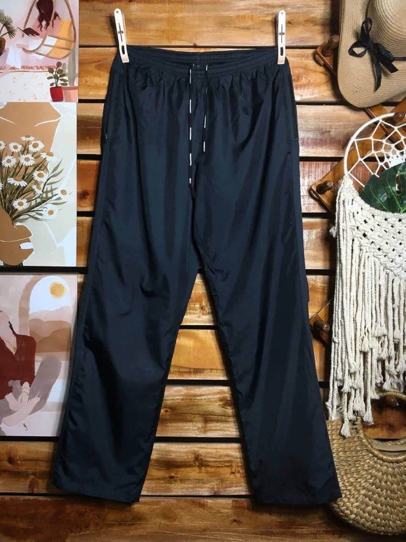 Uniqlo Nylon Track Pants for Men (Category: Joggers) located in Pagadian. Submitted by angelcanzado (Listing ID 1468975243, Image 1). Description: Uniqlo Nylon Track Pants for Men Best for Hiking ⛰️ Excellent Condition Complete Tags Garterize with Drawtring Waterproof , Zipper pockets both side XL on Tag Size: 34 - 38 Garterize Length: 41 inches .