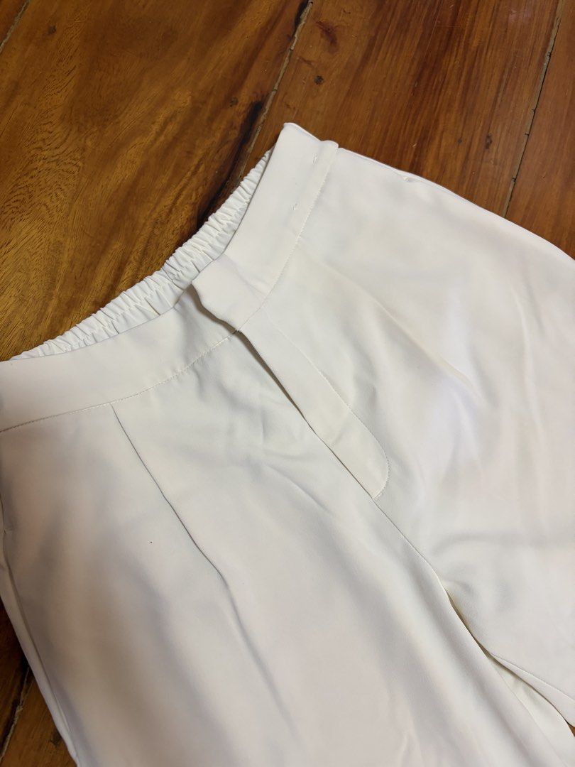Uniqlo Pleated Ankle Pants (Category: Other Bottoms) located in Pasig City. Submitted by chamoisee (Listing ID 1468958788, Image 2). Description: Uniqlo Pleated Ankle Pants fits to 22-26 waistline (garterized back) 32.5” length 8.5” hem length thigh 12.5” .
