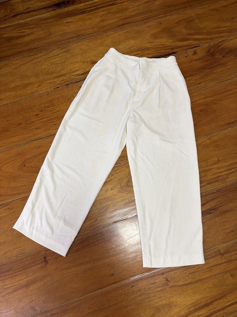 Uniqlo Pleated Ankle Pants (Category: Other Bottoms) located in Pasig City. Submitted by chamoisee (Listing ID 1468958788, Image 1). Description: Uniqlo Pleated Ankle Pants fits to 22-26 waistline (garterized back) 32.5” length 8.5” hem length thigh 12.5” .