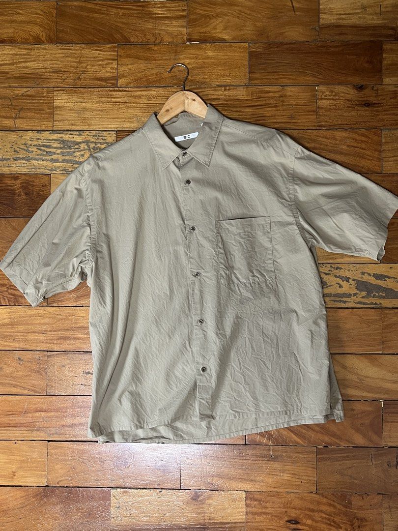 Uniqlo Polo (Category: Tshirts & Polo Shirts ) located in Quezon City. Submitted by k_____________ (Listing ID 1468968835, Image 2). Description: Selling Uniqlo Oversized Polo Size: Large Selling each for 350 Buy both for 500 only. RFS: Decluttering.