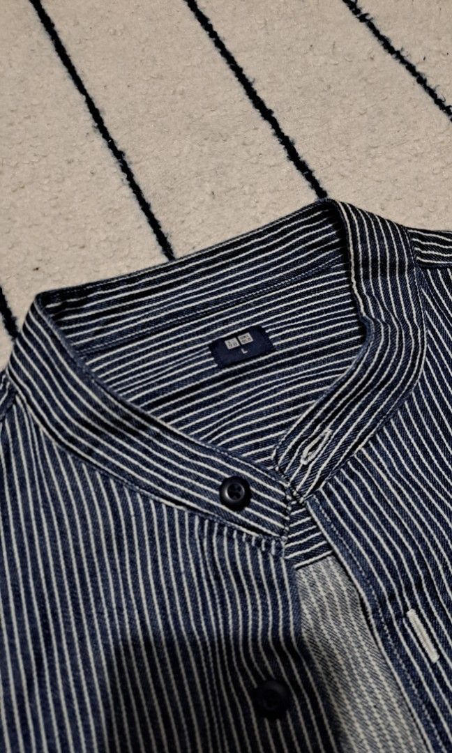 Uniqlo polo (Category: Tshirts & Polo Shirts ) located in Baguio. Submitted by thriftfit17 (Listing ID 1469053264, Image 2). Description: uniqlo polo chinese colar color white n blue almost new php 500 dm if interested 🤙.