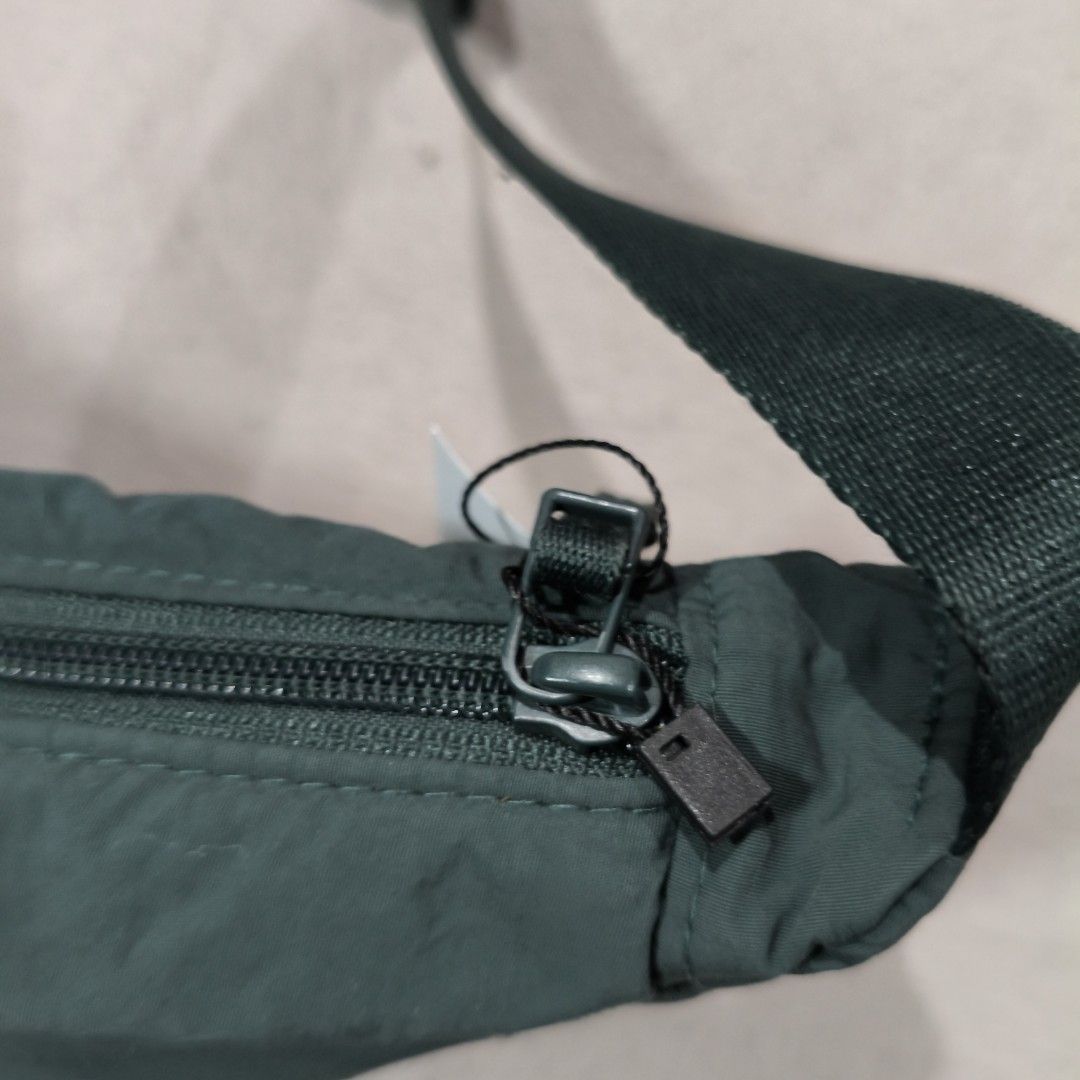 Uniqlo sling bag (Category: Sling Bags) located in Calatrava. Submitted by ermitany0 (Listing ID 1469092233, Image 3). Description: uniqlo sling bag good condition issue: dot stain on side check photos for more details ✅⬇️ location: Negros Occidental PM if interested 📩📩📩📩.