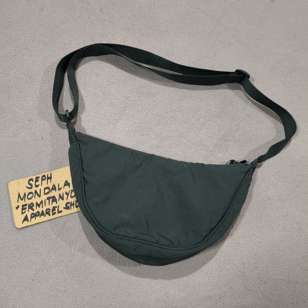 Uniqlo sling bag (Category: Sling Bags) located in Calatrava. Submitted by ermitany0 (Listing ID 1469092233, Image 1). Description: uniqlo sling bag good condition issue: dot stain on side check photos for more details ✅⬇️ location: Negros Occidental PM if interested 📩📩📩📩.