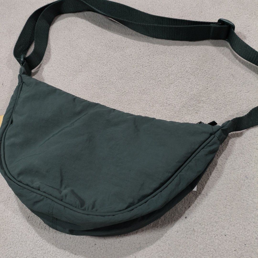 Uniqlo sling bag (Category: Sling Bags) located in Calatrava. Submitted by ermitany0 (Listing ID 1469092233, Image 2). Description: uniqlo sling bag good condition issue: dot stain on side check photos for more details ✅⬇️ location: Negros Occidental PM if interested 📩📩📩📩.