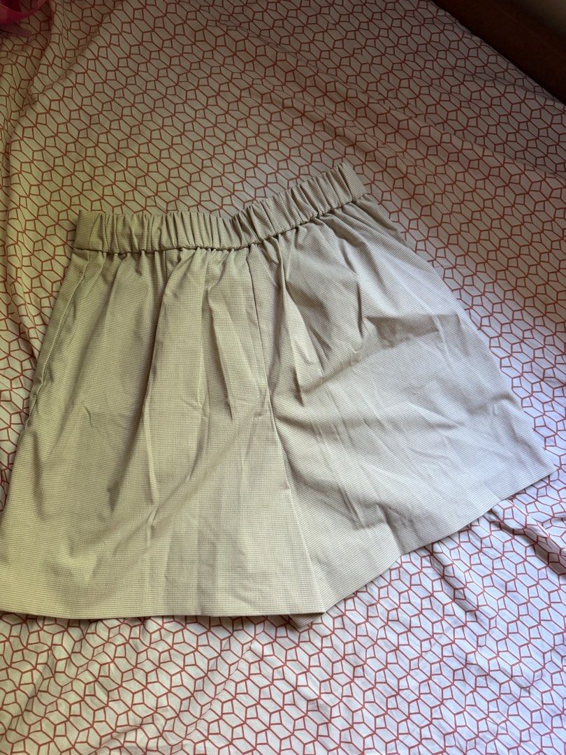 Uniqlo Smart Skort Houndstooth (Category: Skirts) located in Manila. Submitted by lovedbyina_190606 (Listing ID 1469000277, Image 2). Description: * 26-28 waistline * Stretchy polyester-rayon blend fabric. * Machine-washable on a delicate wash cycle. * Chic wrap skort that combines style and functionality. * Asymmetric hemline. * Elastic at the back of the waist for a comfortable fit. * Convenient side pockets. * Classic houndstooth check pattern