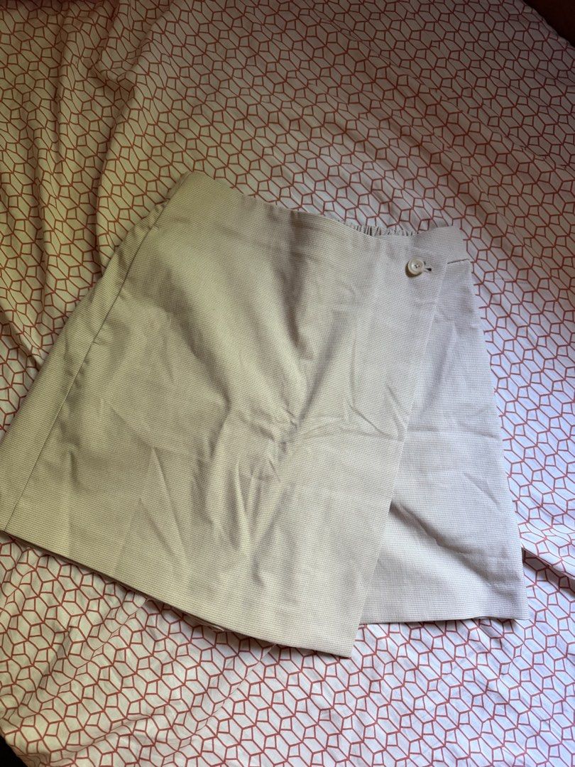 Uniqlo Smart Skort Houndstooth (Category: Skirts) located in Manila. Submitted by lovedbyina_190606 (Listing ID 1469000277, Image 1). Description: * 26-28 waistline * Stretchy polyester-rayon blend fabric. * Machine-washable on a delicate wash cycle. * Chic wrap skort that combines style and functionality. * Asymmetric hemline. * Elastic at the back of the waist for a comfortable fit. * Convenient side pockets. * Classic houndstooth check pattern