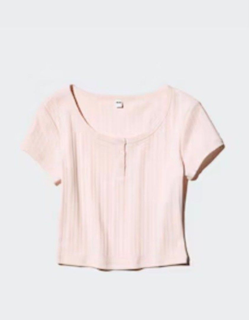 Uniqlo top (Category: Blouses) located in Manila. Submitted by safewhale-01f4 (Listing ID 1468960965, Image 1). Description: uniqlo top medium like new.