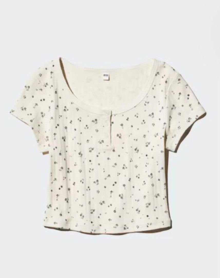 Uniqlo top (Category: Blouses) located in Manila. Submitted by safewhale-01f4 (Listing ID 1468961093, Image 1). Description: uniqlo top like new medium.