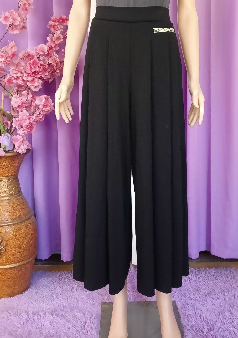 UNIQLO Tuck Gather Pants (Category: Other Bottoms) located in Basista. Submitted by purpleens_shop (Listing ID 1469043011, Image 3). Description: Black 🖤.
