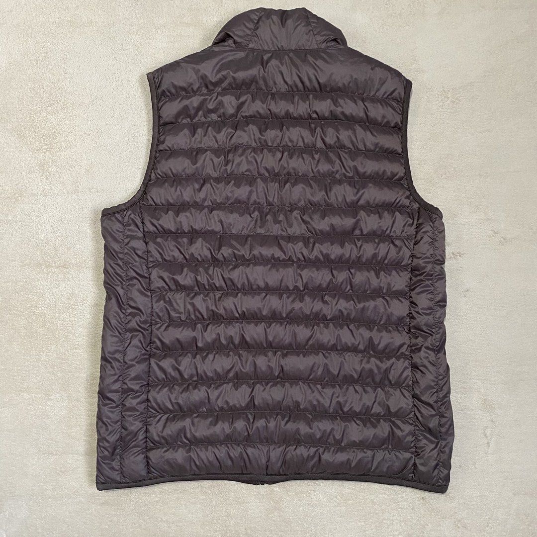 Uniqlo Ultra Light Down Puffer Vest (Category: Coats, Jackets and Outerwear) located in Polomolok. Submitted by larnel27 (Listing ID 1469042804, Image 2). Description: - Size large / 21x26 - Color rate 9.8 - Flaw: minor red mark - Solid pa overall💯.