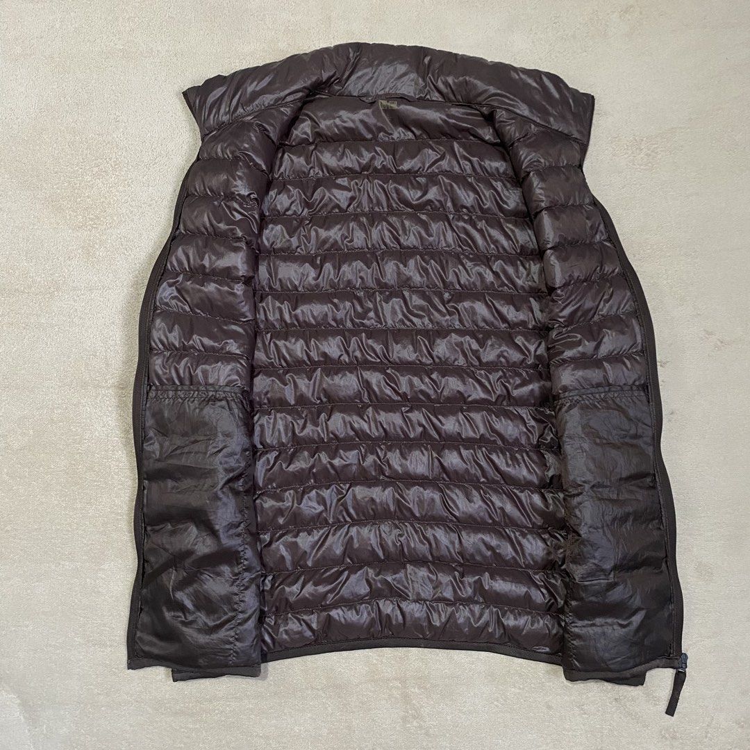 Uniqlo Ultra Light Down Puffer Vest (Category: Coats, Jackets and Outerwear) located in Polomolok. Submitted by larnel27 (Listing ID 1469042804, Image 3). Description: - Size large / 21x26 - Color rate 9.8 - Flaw: minor red mark - Solid pa overall💯.