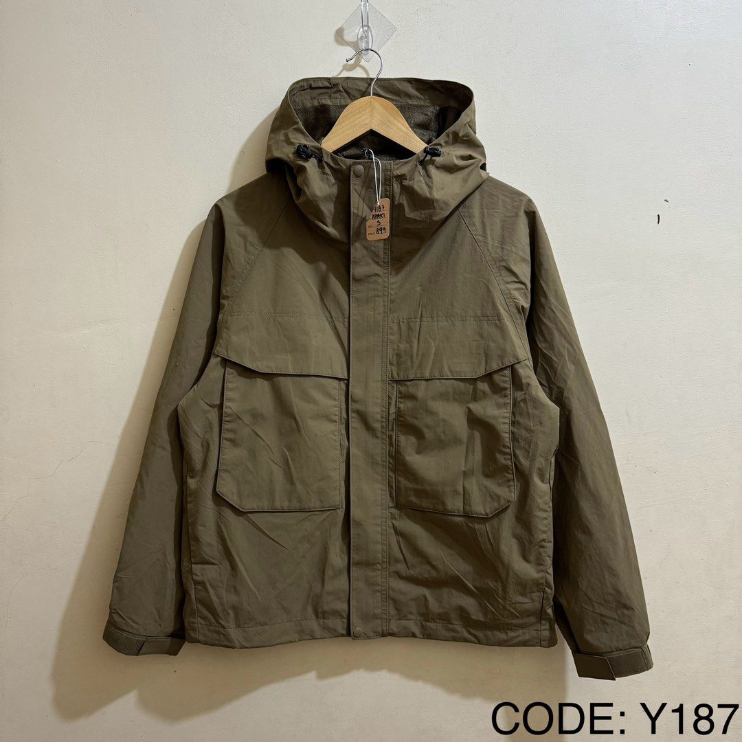 UNIQLO UNISEX WINDPROOF PARKA (Category: Coats, Jackets and Outerwear) located in Manila. Submitted by thrifthing_121102 (Listing ID 1469156884, Image 1). Description: UNIQLO UNISEX WINDPROOF PARKA •SIZE: Small •WIDTH: 22” •LENGTH: 25.5” •COLOR: Khaki •CODE: Y187 •EXCELLENT CONDITION •NO ISSUES ₱899 + SF ✅All items are in excellent to new condition. ✅Color may vary due to lighting. 📦J&T Express or Lalamove Shipping. 💸Gcash Payment. 📍Moonwalk, 