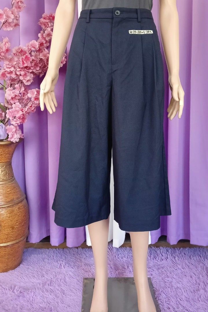 UNIQLO Wide Flare Pants (Category: Other Bottoms) located in Basista. Submitted by purpleens_shop (Listing ID 1469043379, Image 1). Description: Navy Blue 💙.