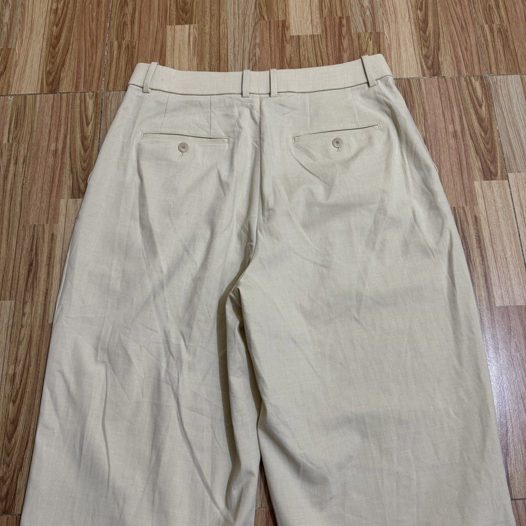 UNIQLO WOMEN’S PLEATED WIDE PANTS (Category: Other Bottoms) located in Manila. Submitted by thrifthing_121102 (Listing ID 1469147708, Image 3). Description: UNIQLO WOMEN’S PLEATED WIDE PANTS •SIZE: XL •WAIST: 31-32” •LENGTH: 40” •HEM: 10” •COLOR: CREAM •CODE: Y136 •EXCELLENT CONDITION •NO ISSUES ₱699 + SF ✅All items are in excellent to new condition. ✅Color may vary due to lighting. 📦J&T Express or Lalamove Shipping. 💸Gcash Payment. 📍Moonwalk,