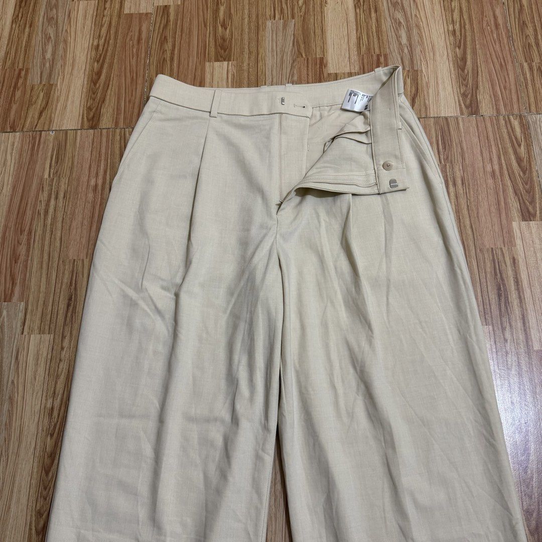 UNIQLO WOMEN’S PLEATED WIDE PANTS (Category: Other Bottoms) located in Manila. Submitted by thrifthing_121102 (Listing ID 1469147708, Image 2). Description: UNIQLO WOMEN’S PLEATED WIDE PANTS •SIZE: XL •WAIST: 31-32” •LENGTH: 40” •HEM: 10” •COLOR: CREAM •CODE: Y136 •EXCELLENT CONDITION •NO ISSUES ₱699 + SF ✅All items are in excellent to new condition. ✅Color may vary due to lighting. 📦J&T Express or Lalamove Shipping. 💸Gcash Payment. 📍Moonwalk,