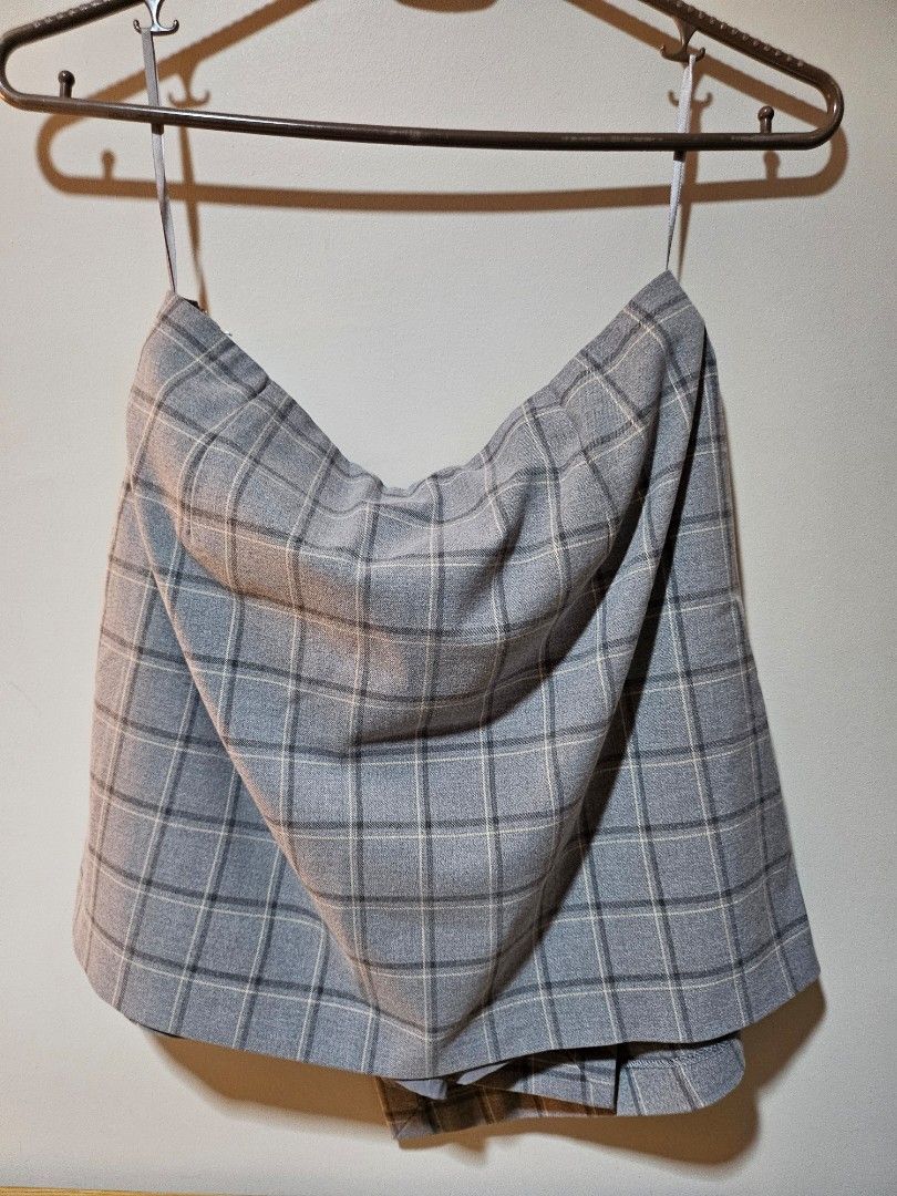 Uniqlo Wrap Skort (Grey) (Category: Skirts) located in Quezon City. Submitted by nndvy (Listing ID 1469018789, Image 2). Description: - Brand: Uniqlo - Size: XL - Waist Width: 40cm - Length: 42cm - Condition: Lightly used but still flawless. Good for casual wear or the office - RFS: Decluttering - MOP: Gcash, BPI, Unionbank, BDO - Delivery: GrabExpress, Lalamove, LBC (shouldered by buyer) .